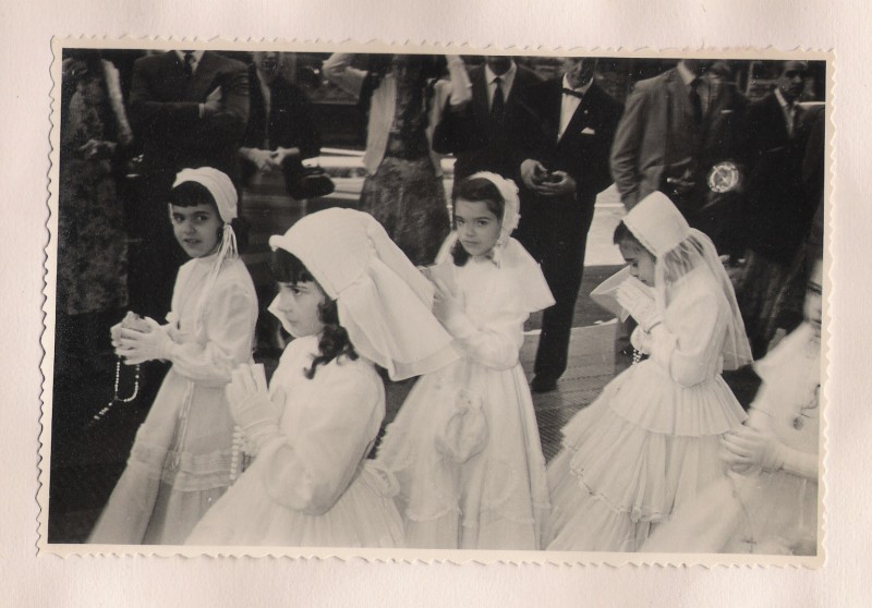 Las alumnas de  1er. grado inferior se dirigen desde la escuela hasta la Iglesia San Miguel Arcángel, para tomar su Primera Comunión. Año 1958.