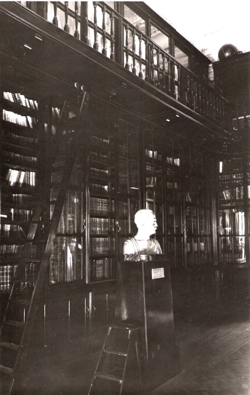 Biblioteca "Ángela Menéndez"