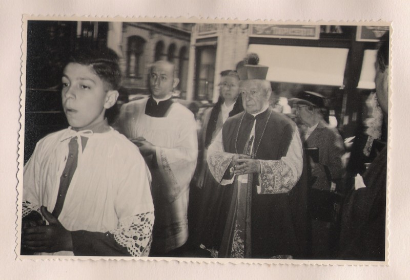 Monseñor Miguel de Andrea oficiaba todas las ceremonias religiosas organizadas por las Escuela. Detrás, la Directora Prof. Amalia Mañé de Sanders y la Vicedirectora Telma Duchez de Henriques