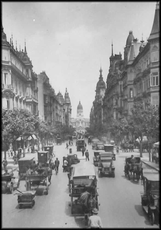 Así se veía la  esquina de Avenida de Mayo y Esmeralda en el año de la fundación de la Escuela Normal de Profesoras de la Capital. 1895