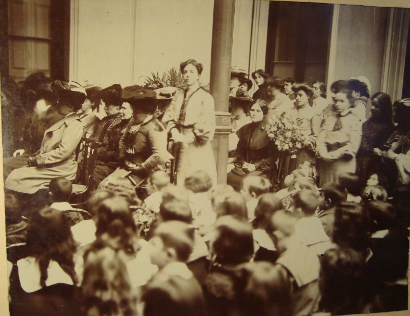 Acto escolar con la presencia de alumnos de jardín de infantes y curso de aplicación (ambos de carácter mixto) y alumnas de la Escuela Normal. 1895