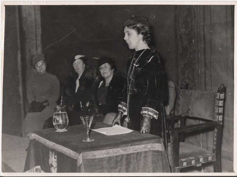 La escritora Srta Angélica Palma durante la conferencia que dictó el 2 de agosto de 1935 en el Teatro Cervantes y que versó sobre el tema "Los argentinos en las tradiciones peruanas"