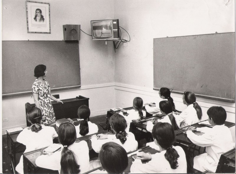 En las aulas el alumnado recibiendo clases de diversas materias por circuito cerrado de televisión