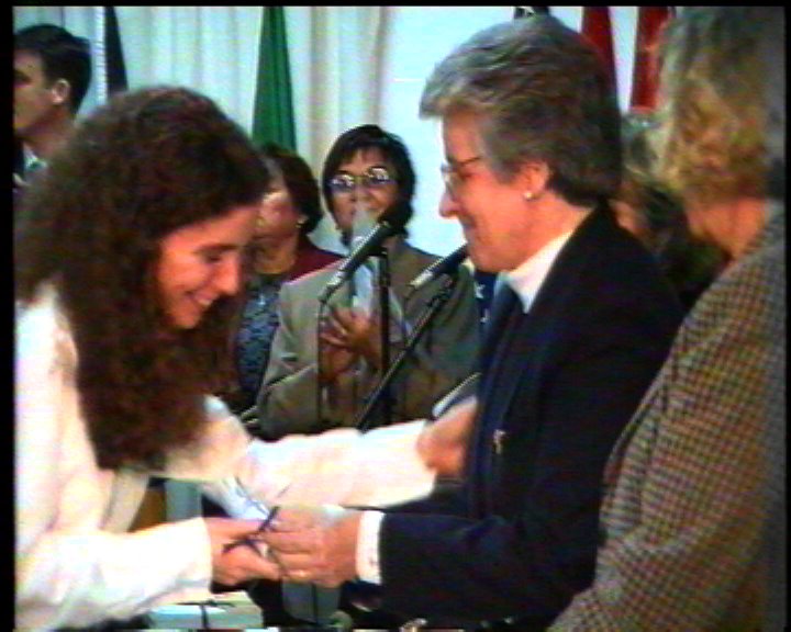 La Vicerrectora Teresa Cañás de Davis entrega su diploma a una egresada