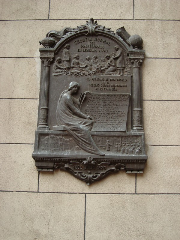 Placa donada por el personal de la escuela en el 25° aniversario de su fundación.1895-1920