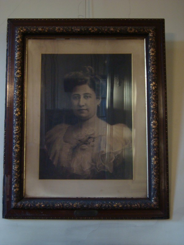 Retrato de la Directora Fundadora Prof. Angela G. Menéndez, donado por su autora, Prof. Arminda Díaz.