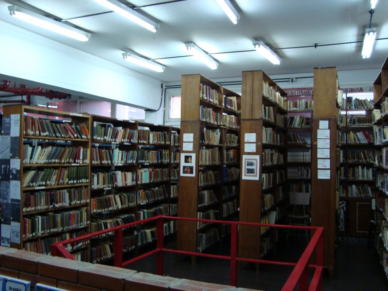Biblioteca General "Ángela Menéndez".Posee 40.000 volúmenes.
