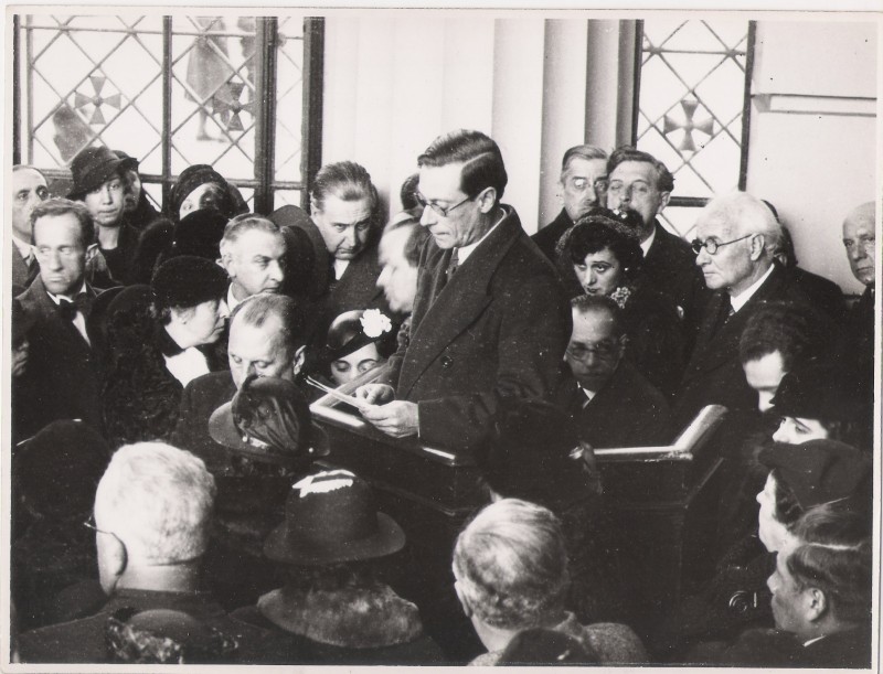 Despide los restos de la Srta. Palma el Presidente de la Asociación Peruana, Sr. Alfonso Rosales. Entre los presentes al fondo, a la izquierda, la poeta Alfonsina Storni, profesora de la Casa.