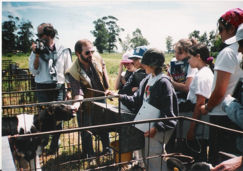 Profesor Gustavo Schujman en la visita a un tambo con un grupo de alumnos